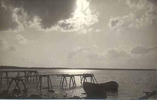 Metsäpirtin Saaroisten kalasatama Laatokan rannalla. Lahjoittaja Ester Pitkänen.